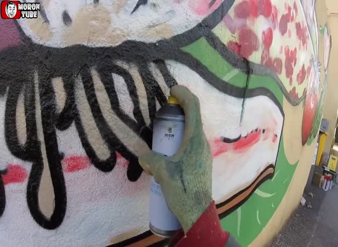 Video :An Italian graffiti artist deftly targets racist messages